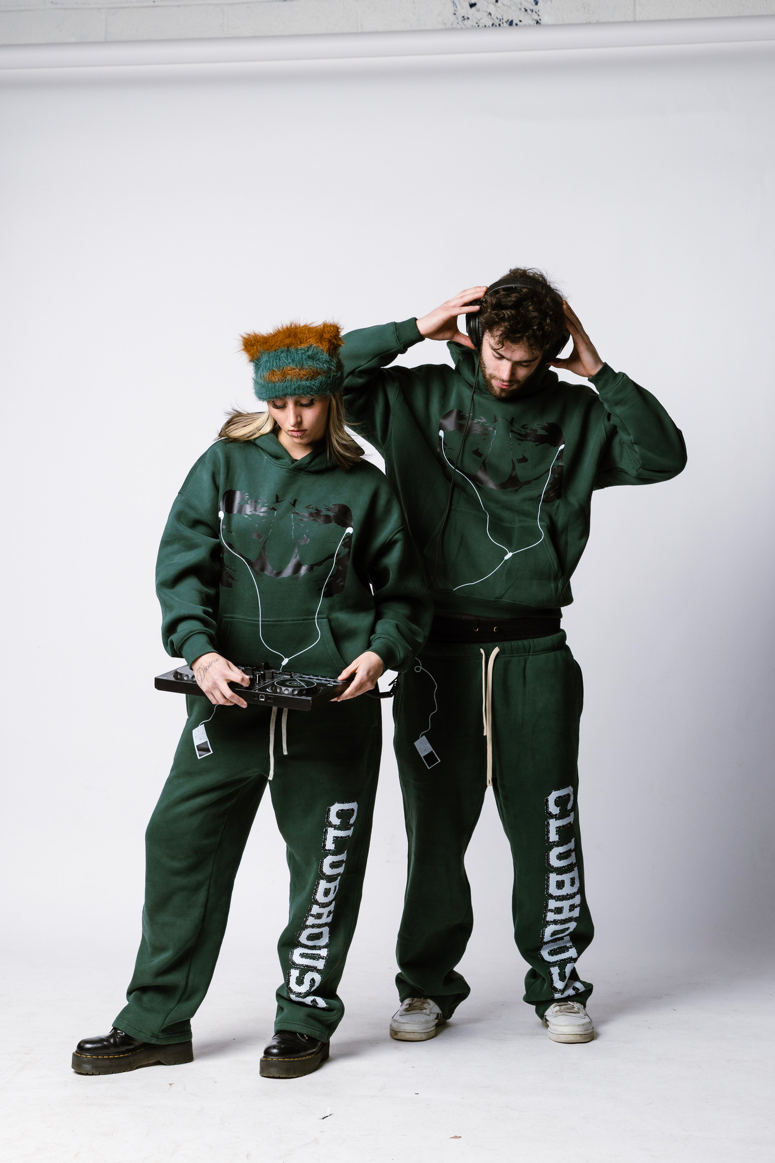 CLUBHOUSE IN OUR HEAVYWEIGHT HOODIE AND STRAIGHTCUT SWEATPANTS IN GREEN